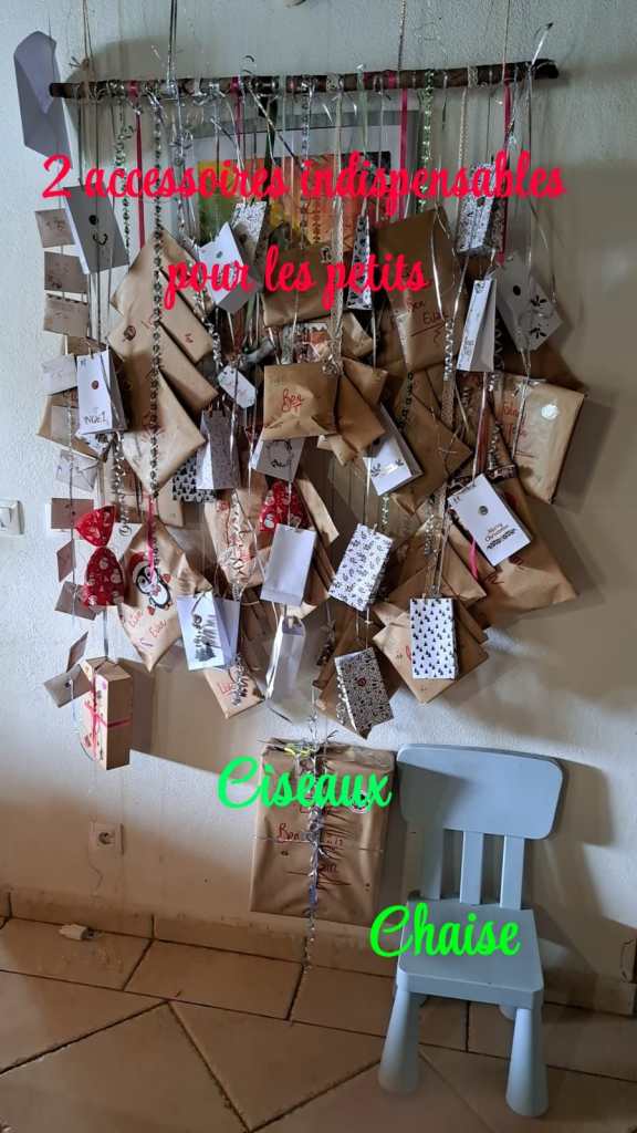 2 accessoires indispensables pour les petits : des ciseaux et une chaise pour atteindre leur pochette